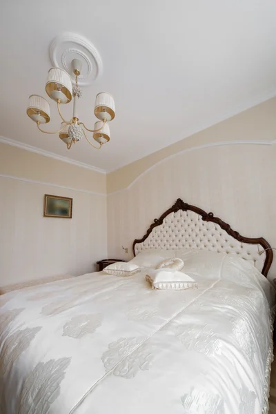Широке двоспальне ліжко — стокове фото