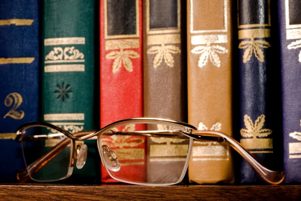 Szemüveg egy arany keretben — Stock Fotó