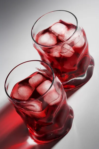 Cocktail e um gelo — Fotografia de Stock