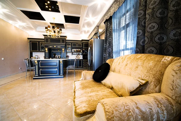 Sofá na bela cozinha — Fotografia de Stock