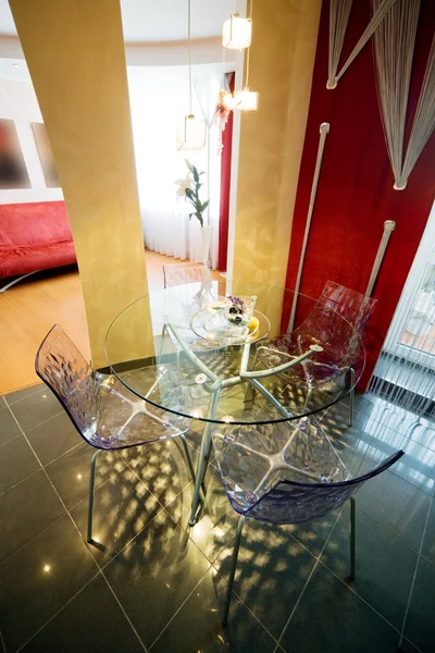 Cam bir masa ve sandalyeler — Stok fotoğraf