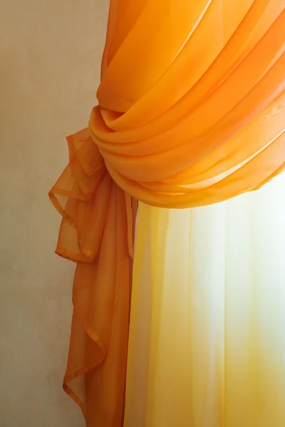 半透明的橙色窗帘 — 图库照片