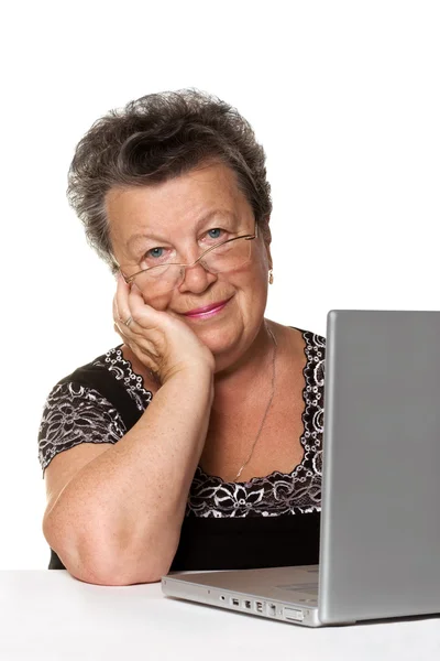 Стара жінка з сучасним ноутбуком — стокове фото
