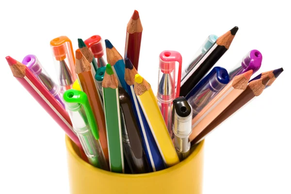 Цветные карандаши и ручки — стоковое фото
