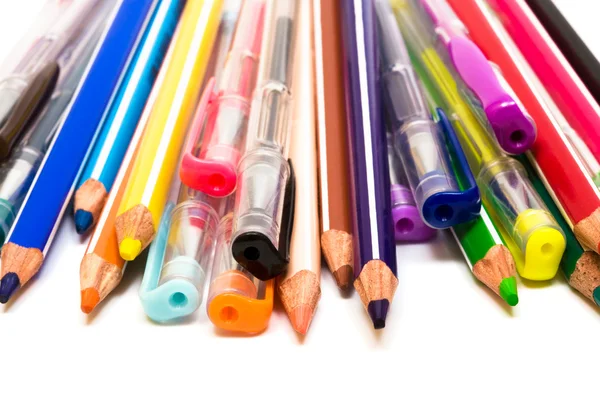 Barevné tužky a pera — Stock fotografie