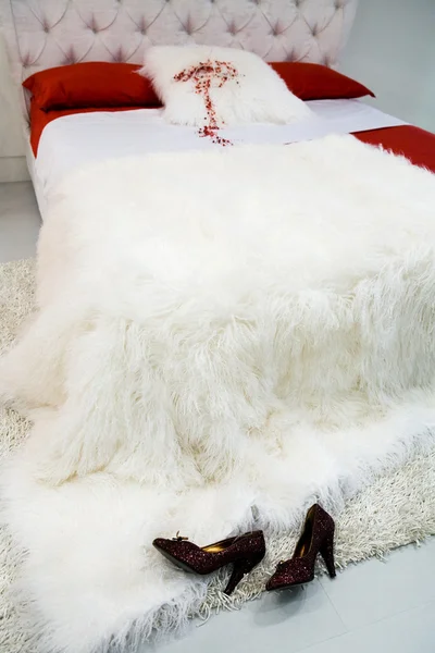 Frauenschuhe Einem Bett Mit Weißer Decke — Stockfoto