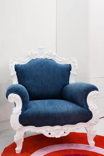 Кресло с джинсовой тканью — стоковое фото