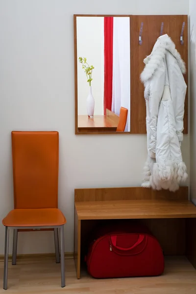 Hall Berdiri Dan Mantel Dalam Koridor Apartemen Modern — Stok Foto