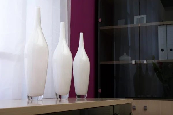 Vases Forme Bouteilles Sur Fond Fenêtre — Photo