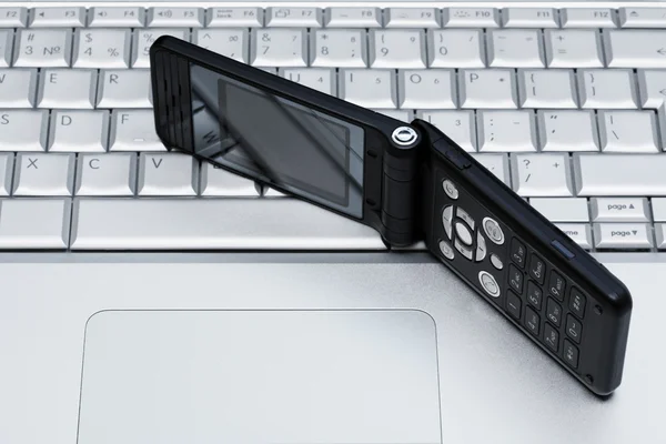 Telefone celular e laptop — Fotografia de Stock
