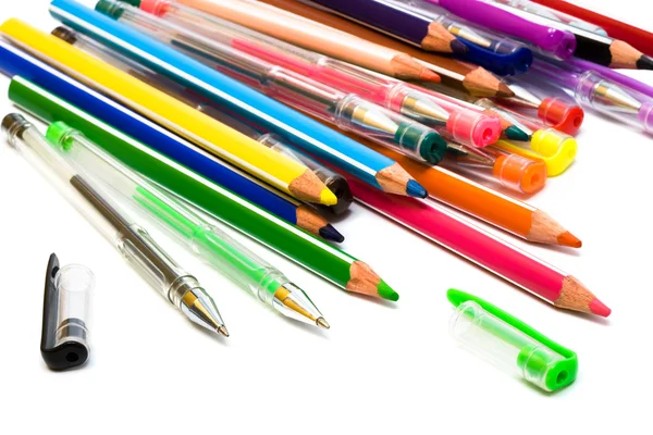 彩色铅笔和钢笔在白色背景上 — 图库照片