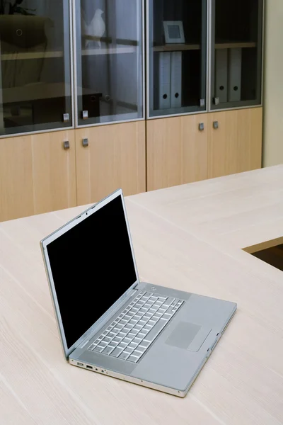 Σύγχρονου Φορητού Υπολογιστή Ένα Τραπέζι Στο Γραφείο — Φωτογραφία Αρχείου
