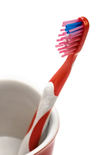 Beyaz Zemin Üzerine Kırmızı Bir Cam Diş Fırçası — Stok fotoğraf