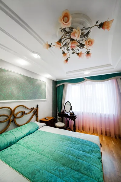 Dormitorio Con Lámpara Araña Apartamento Moderno —  Fotos de Stock