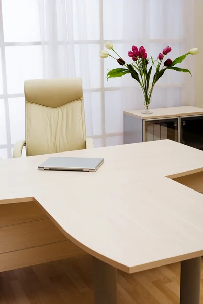 Modern Ofiste Yönetici Masasında Dizüstü Bilgisayar — Stok fotoğraf