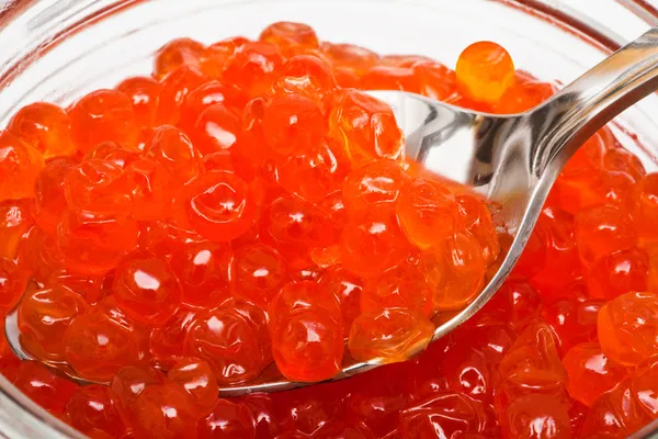 Löffel und roter Kaviar — Stockfoto