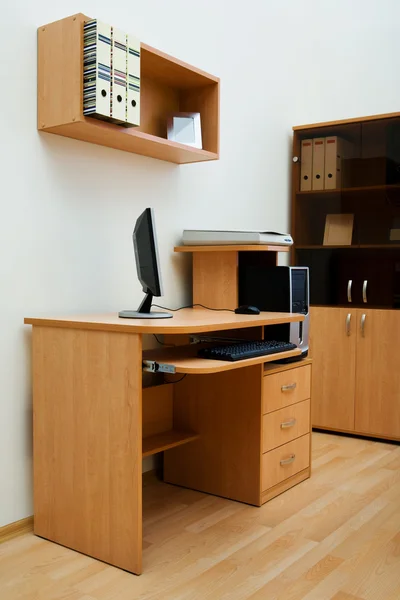 Mesa de madera en la oficina —  Fotos de Stock
