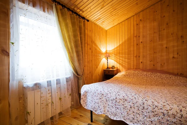 Дерев'яна спальня — стокове фото