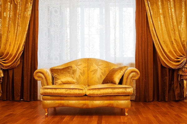 Καναπές σε ένα παράθυρο — Φωτογραφία Αρχείου