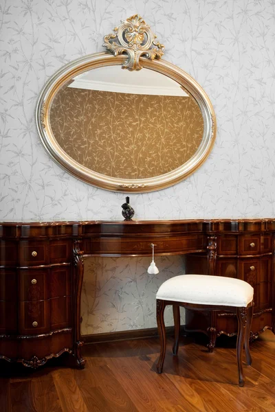 Нічний стіл і дзеркало — стокове фото