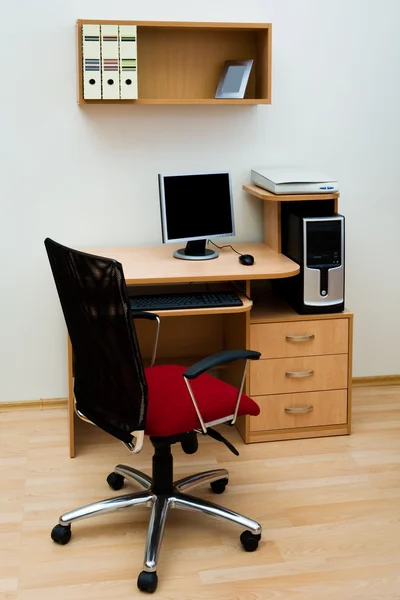 木製のテーブルのオフィスで近代的なコンピューター — ストック写真