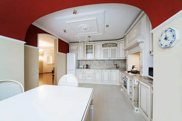 Белая Большая Кухня Современной Квартире — стоковое фото