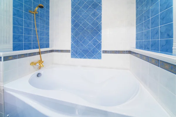 Schöne Weiße Badewanne Einem Modernen Badezimmer — Stockfoto