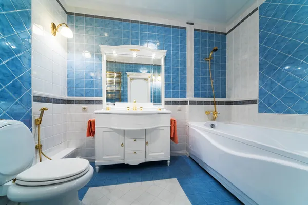 Μόδας Μπλε Μπάνιο Ένα Μοντέρνο Διαμέρισμα — Φωτογραφία Αρχείου