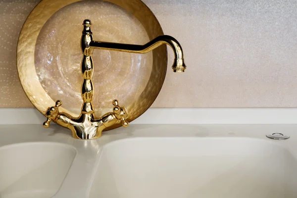 Der Schöne Wasserhahn Von Goldener Farbe — Stockfoto