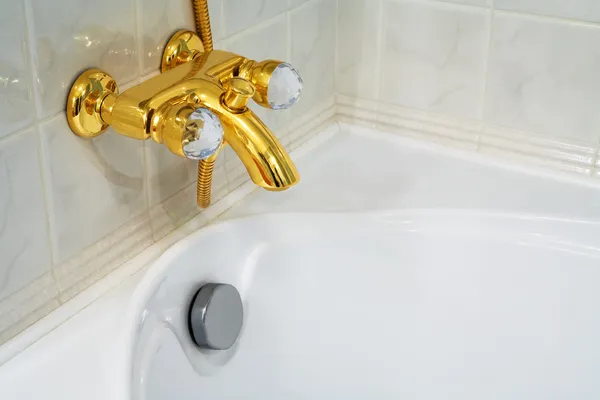 美しい青銅製の蛇口と白いお風呂 — ストック写真