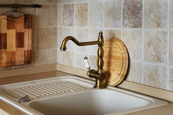 Der Schöne Wasserhahn Bronzefarbe — Stockfoto