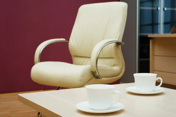 近代的なオフィスのテーブルの上のコーヒー カップ — ストック写真