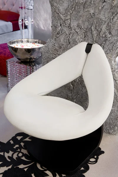 Белый кожаный кресло — стоковое фото
