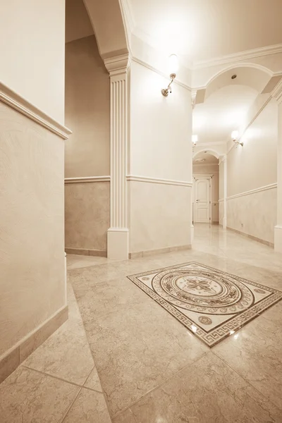Modern Bir Dairede Bir Kapı Ile Güzel Koridor — Stok fotoğraf