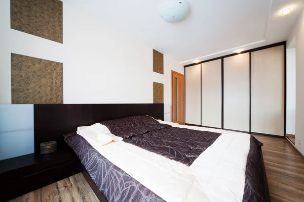 Schönes Und Breites Bett Moderner Wohnung — Stockfoto