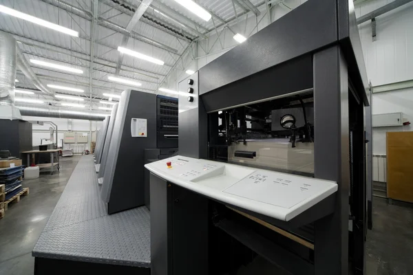 现代印刷厂的印刷机设备 — 图库照片