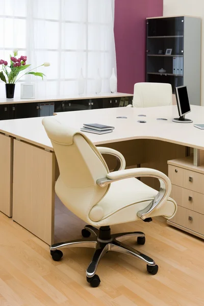在现代新办事处的米色真皮扶手椅 — 图库照片