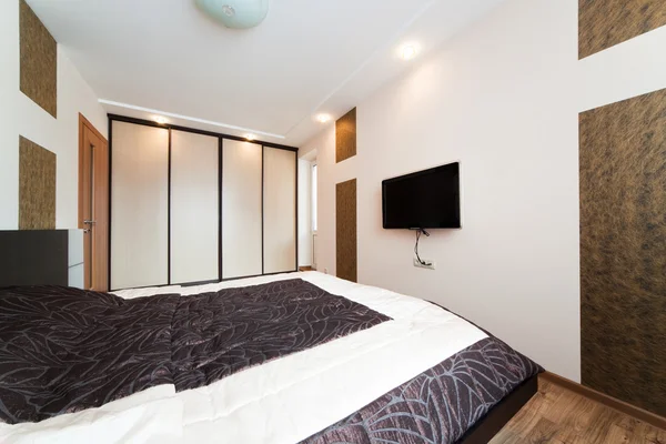 Schönes Breites Bett Einem Modernen Schlafzimmer — Stockfoto