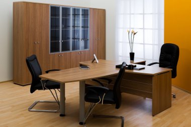 modern ofisindeki deri ve masa sandalye