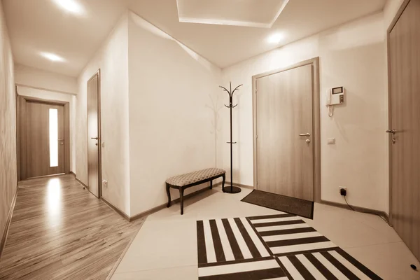 美丽走廊与现代公寓的一扇门 — 图库照片