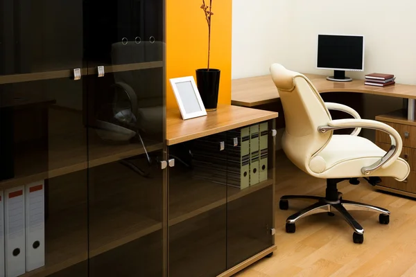 Der Monitor Auf Dem Tisch Modernen Büro — Stockfoto