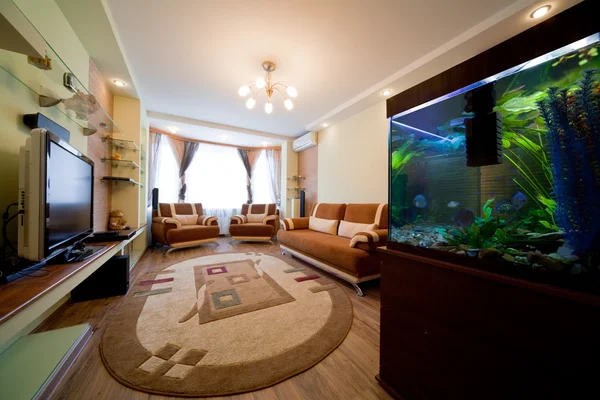 近代的なアパートをルームで美しい水族館 — ストック写真