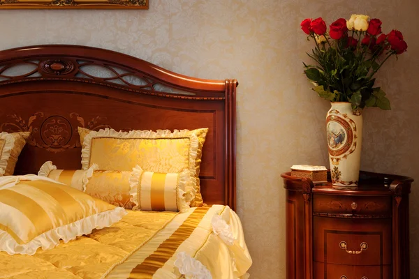 束玫瑰从在现代卧室床 — 图库照片