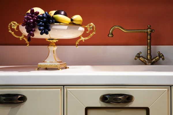 Färsk Frukt Tvättas Det Moderna Köket — Stockfoto