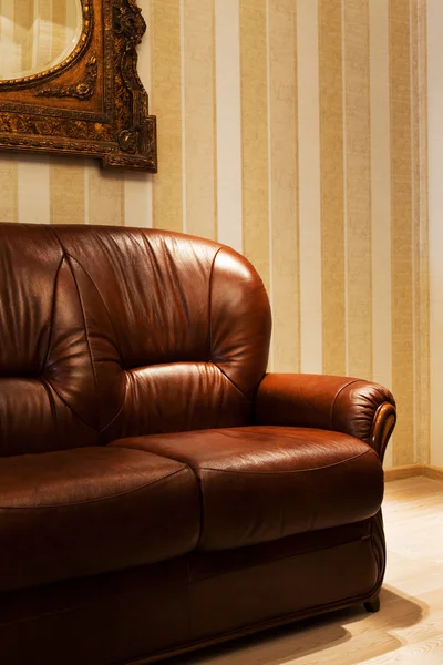 Brązowy skórzana sofa — Zdjęcie stockowe