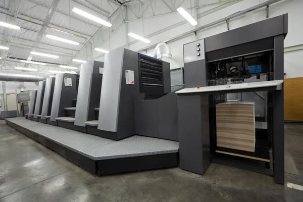 现代印刷厂的印刷机设备 — 图库照片