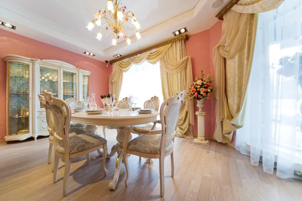 美しい白いテーブルと椅子の現代アパート — ストック写真