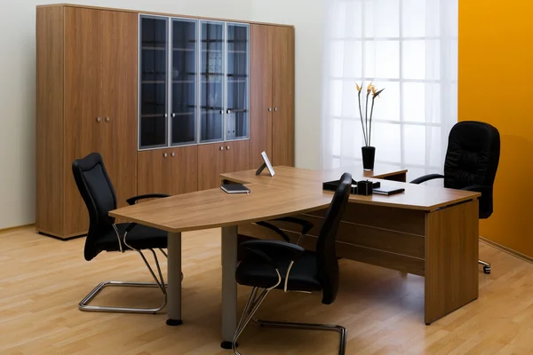 Tisch Und Lederstühle Einem Modernen Büro — Stockfoto