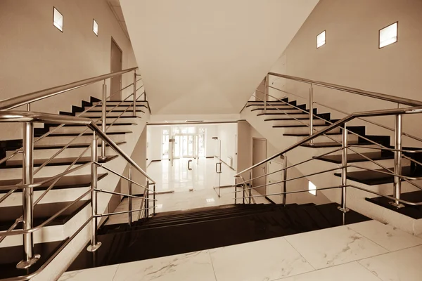 Bir Mermer Merdiven Üzerinde Cam Kapılar — Stok fotoğraf