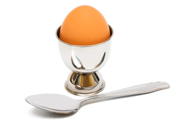 卵と白い背景の上スプーン — ストック写真